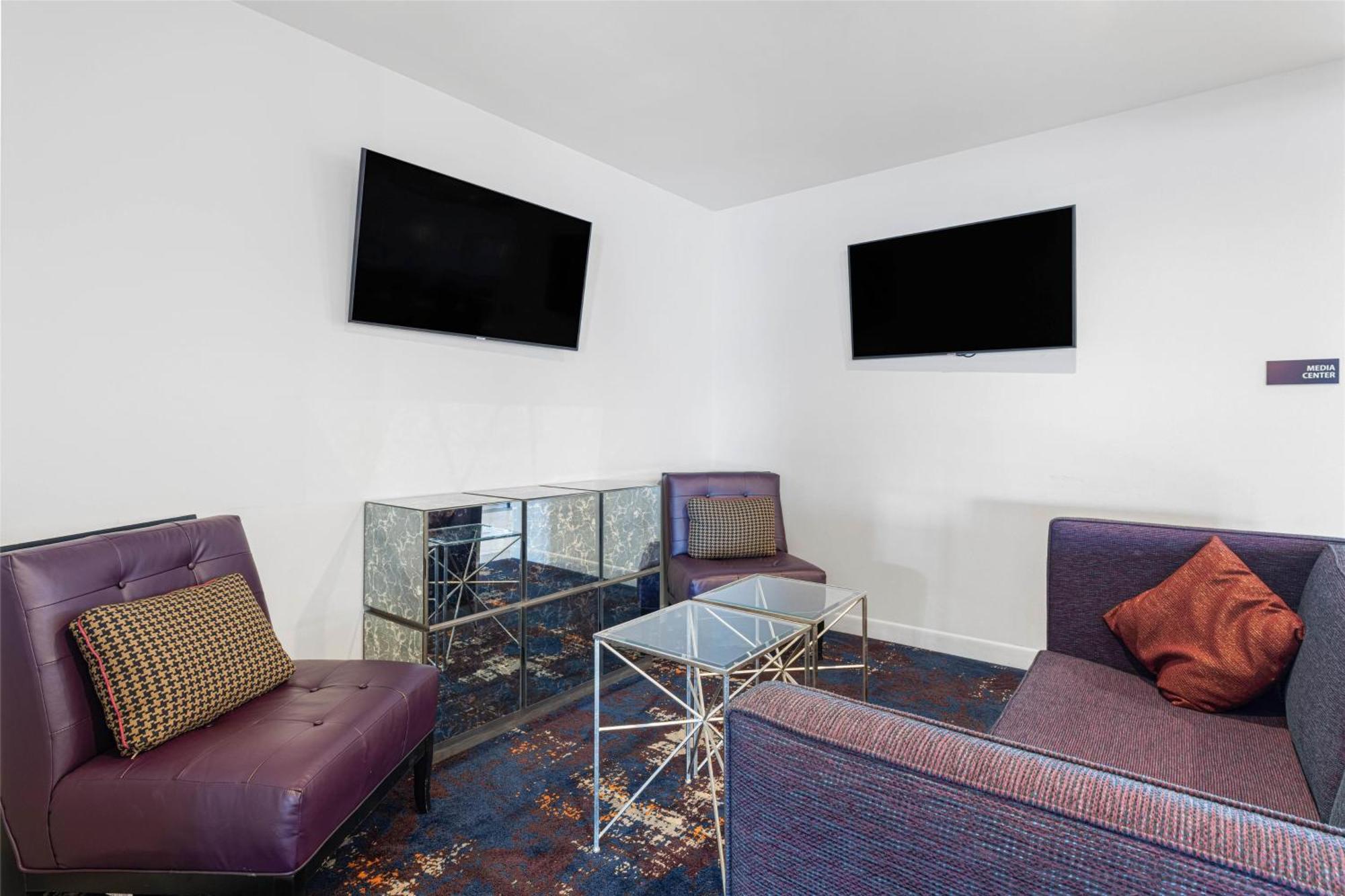 Western & Hotel 3*